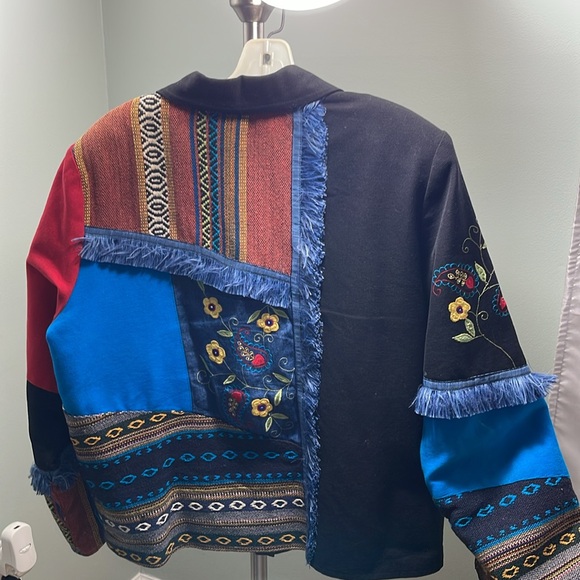 Artistic stylish jacket with eclectic design and texture. - Picture 3 of 4